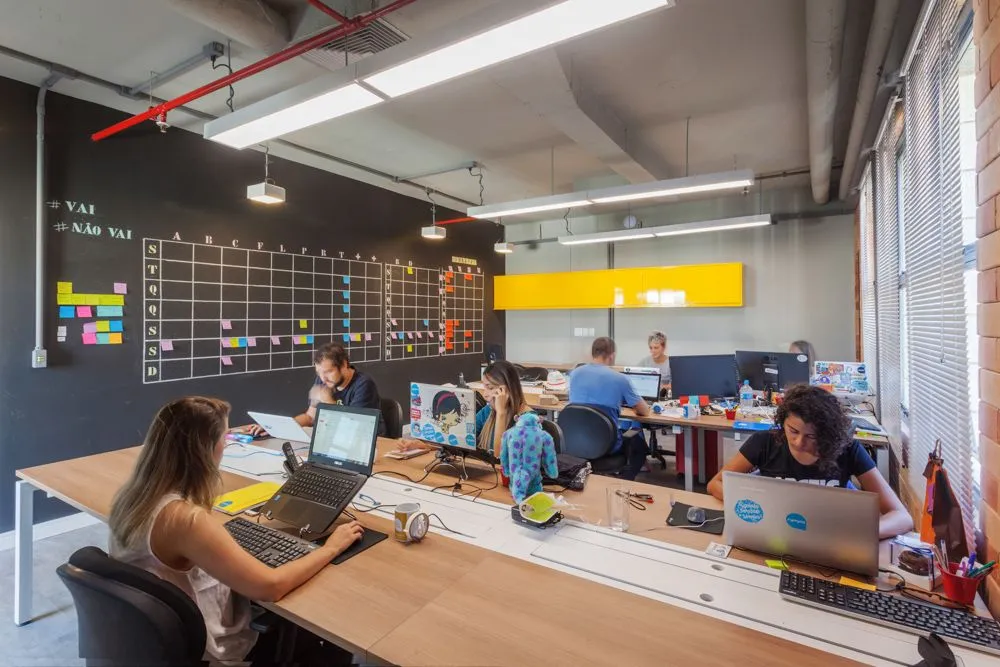 Werkhalle mit Monitoren